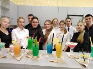 Młody profesjonalny barman – jak Fundacja Silver Economy szlifuje talenty barmańskie?